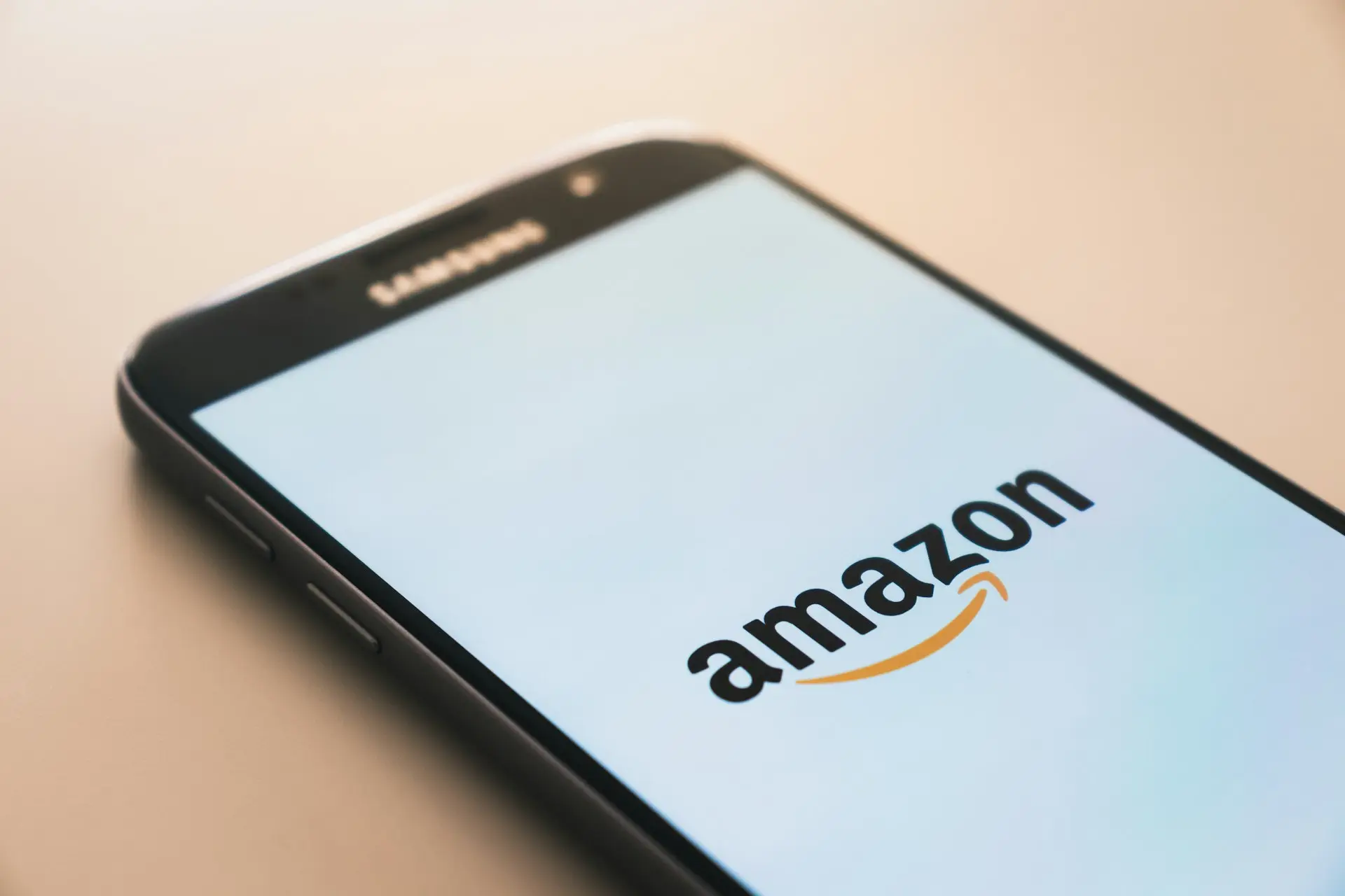 smartphone Samsung Galaxy nero che mostra il logo di Amazon
